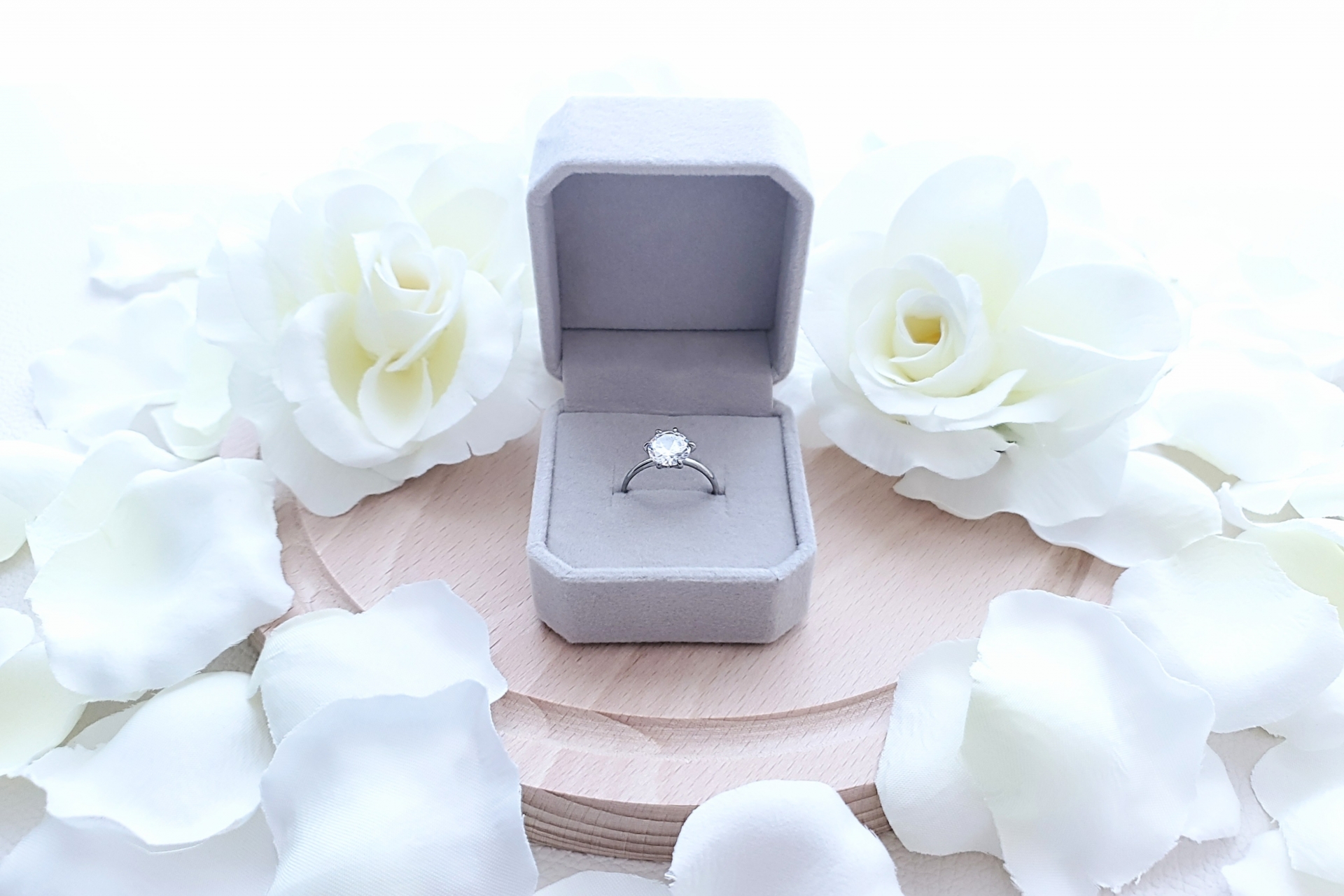 指輪ケースに入っている婚約指輪の画像