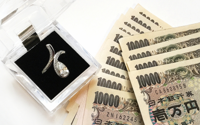 ダイヤモンドの指輪と1万円札