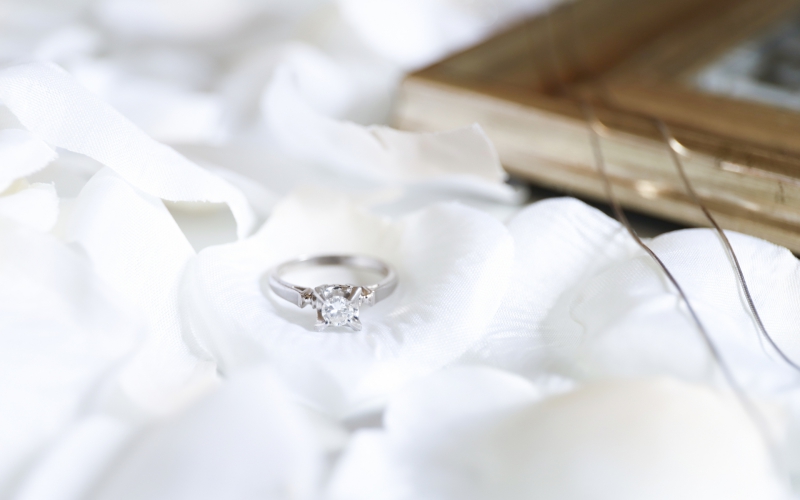 白い布の上に置かれた婚約指輪