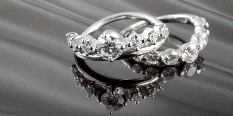 ダイヤモンドがついたプラチナ素材の結婚指輪