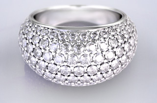 パヴェデザインの婚約指輪