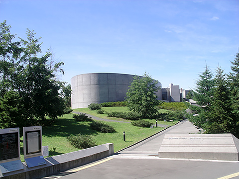 仙台の地底の森ミュージアムの外観写真