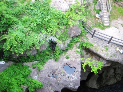秋保温泉の覗橋から見えるハート型のくぼみの写真