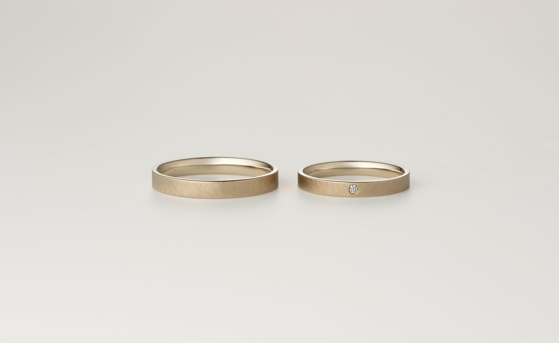 スクエアストレートラインのデザインの結婚指輪