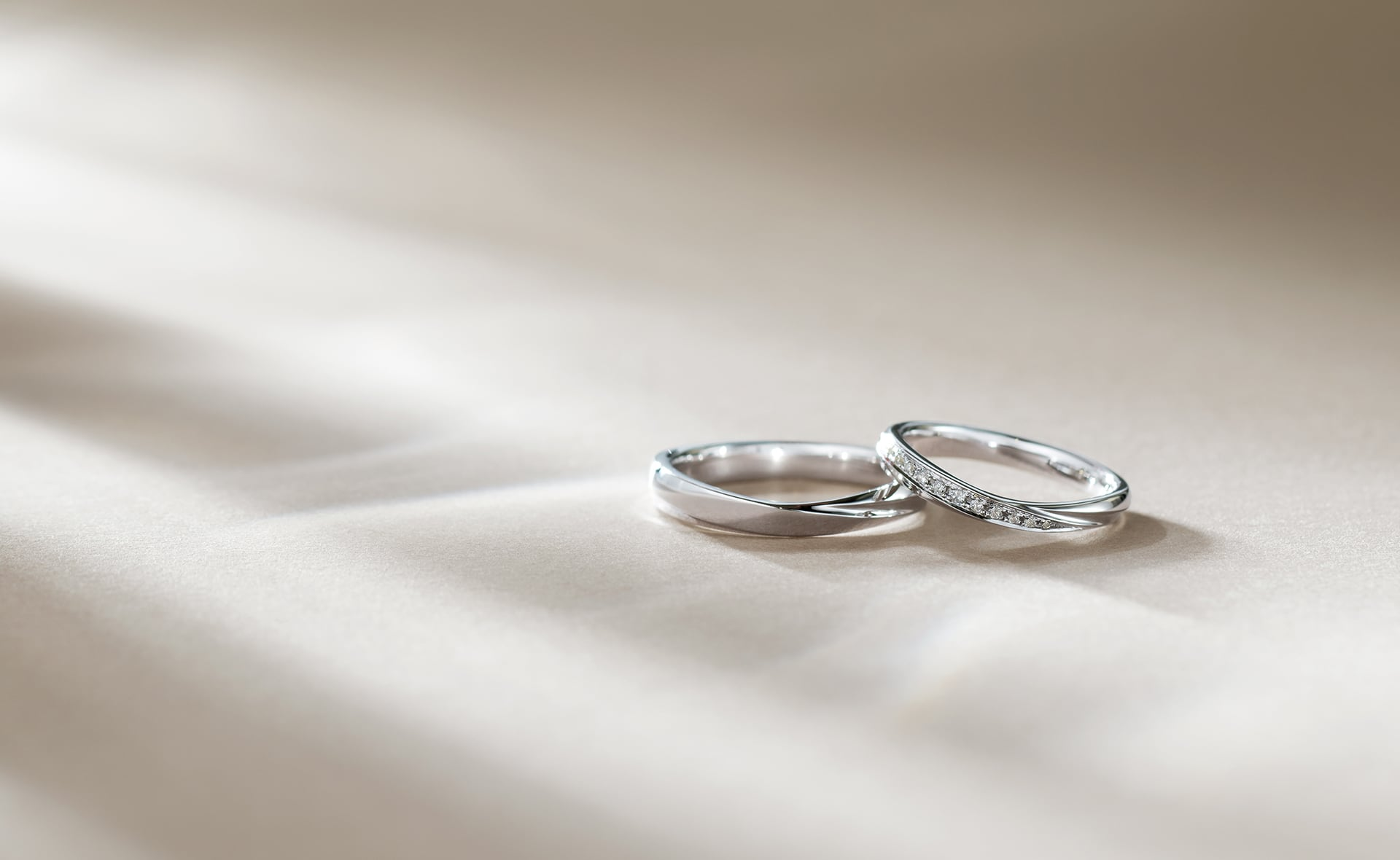 ウェーブVラインのデザインの結婚指輪