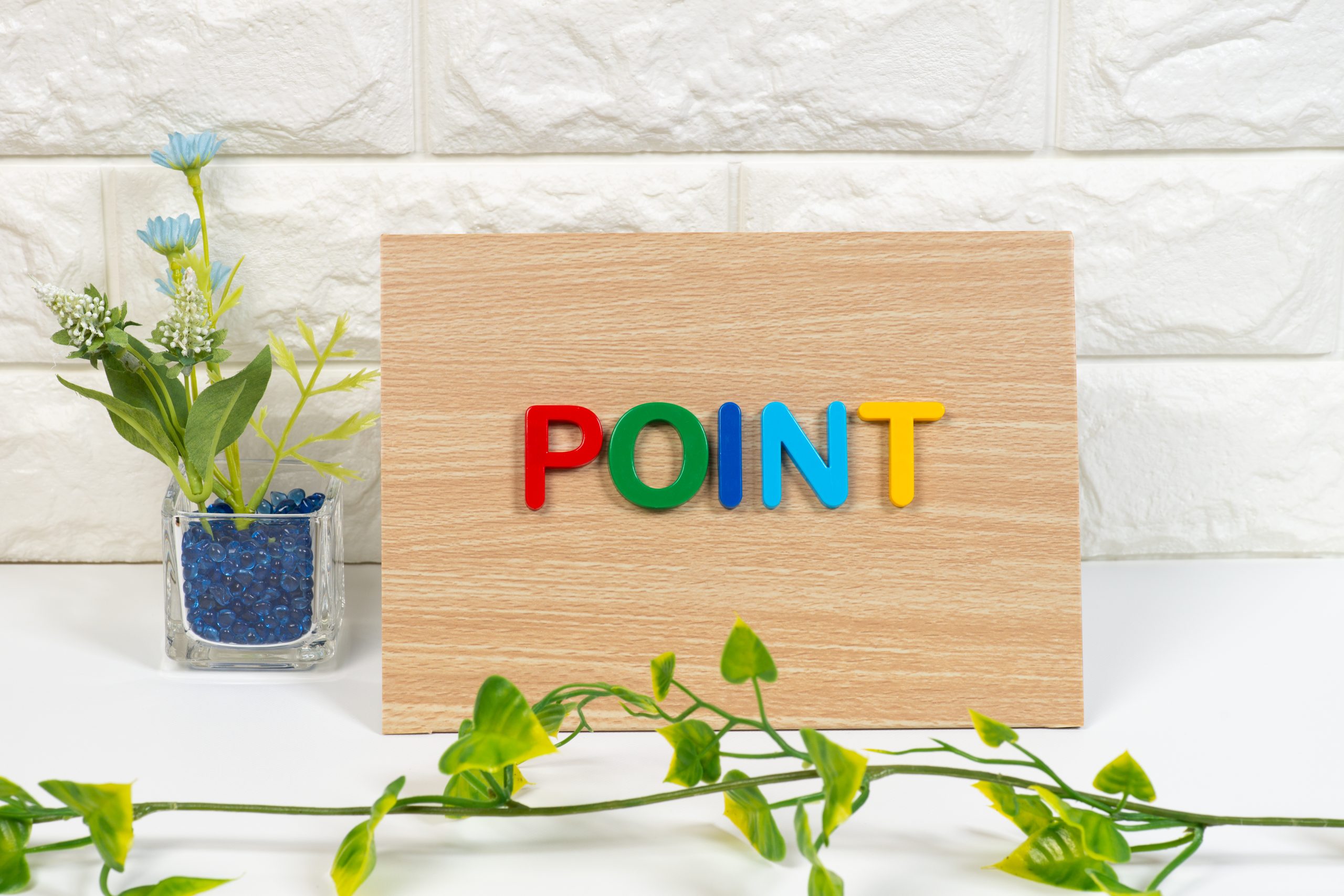 カラフルな色でPOINTと書かれた板と植物の写真