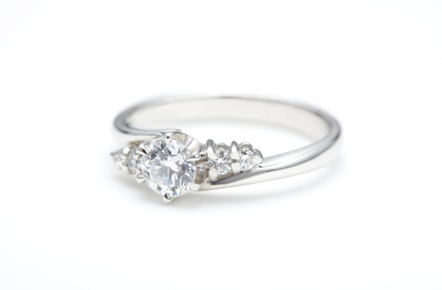 婚約指輪のデザイン「メレ」の写真