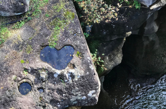 仙台の秋保温泉の入口にある覗橋のハート形に窪んだ岩の写真