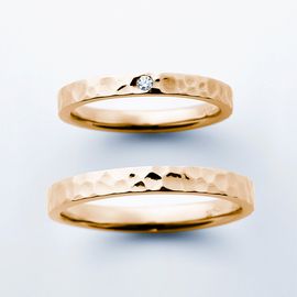 鎚目仕上げの結婚指輪の写真