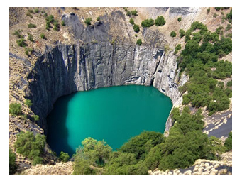 南アフリカ共和国のキンバリーにある露天掘りのダイヤモンド鉱坑の写真