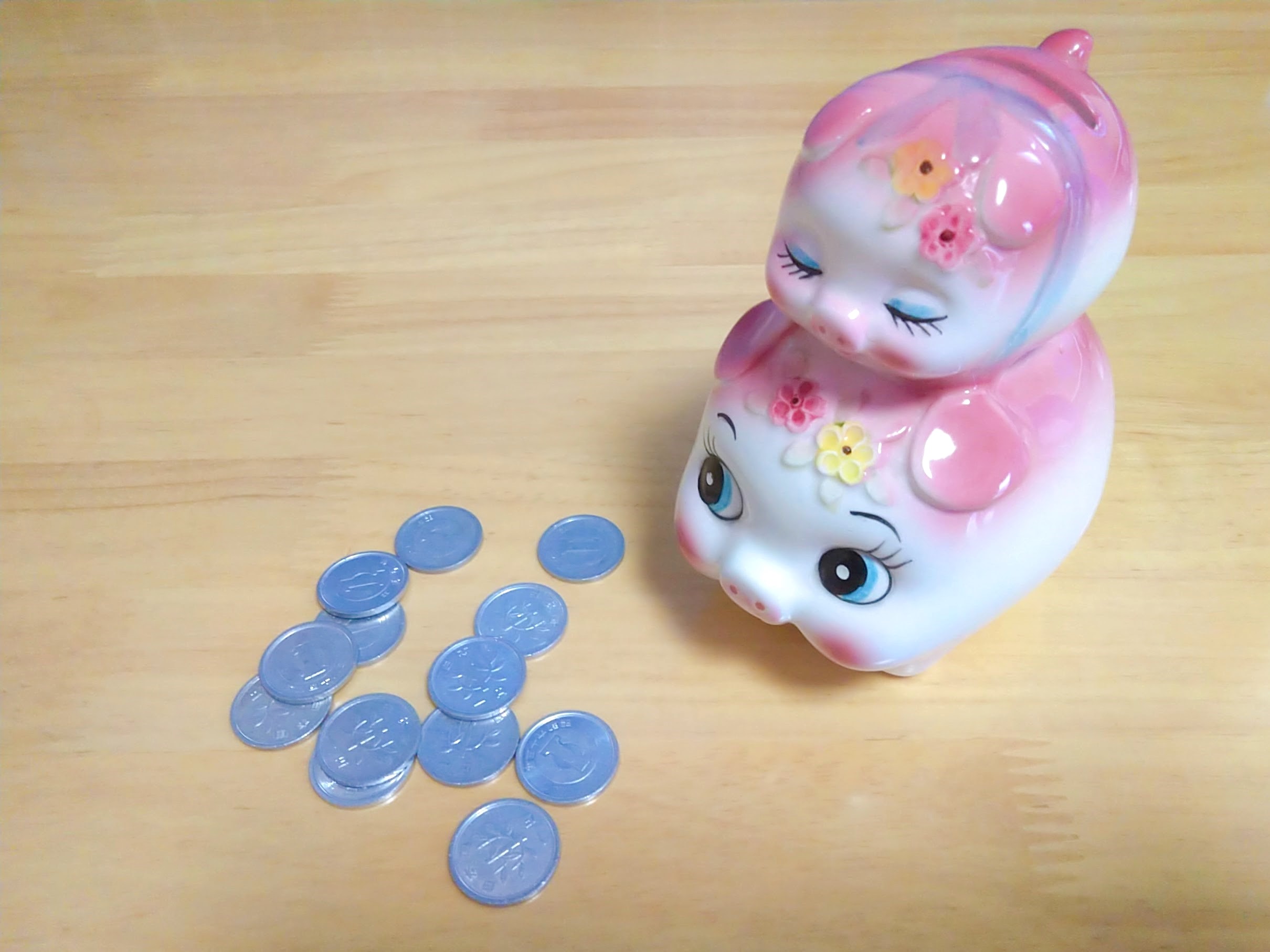 13円分の1円玉と豚の貯金箱の写真