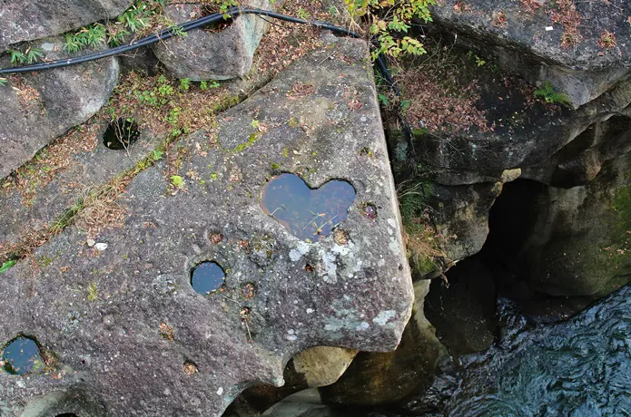 仙台にある秋保温泉「磊々峡」の覗橋から見たハート型に窪んでる岩の写真