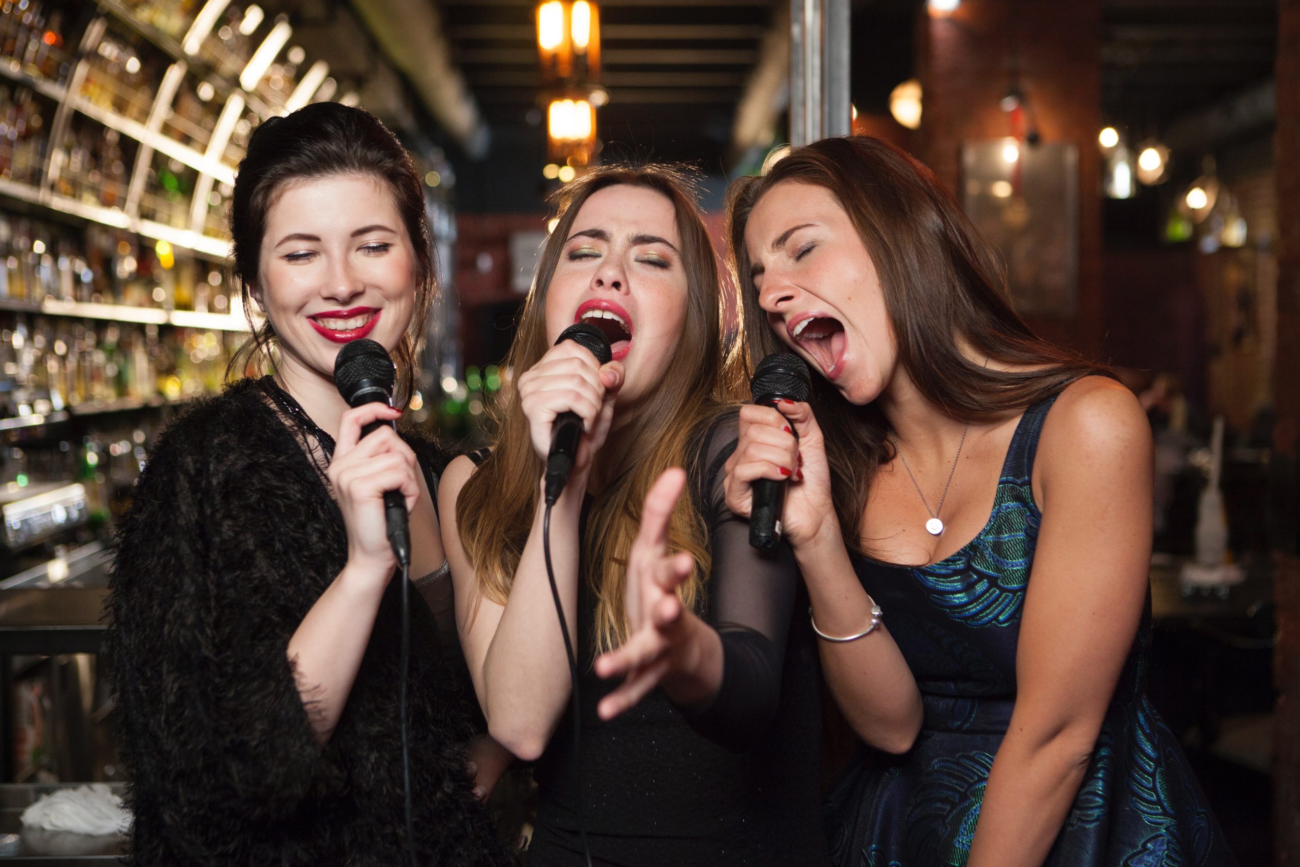 海外の女性3人が歌ってる写真