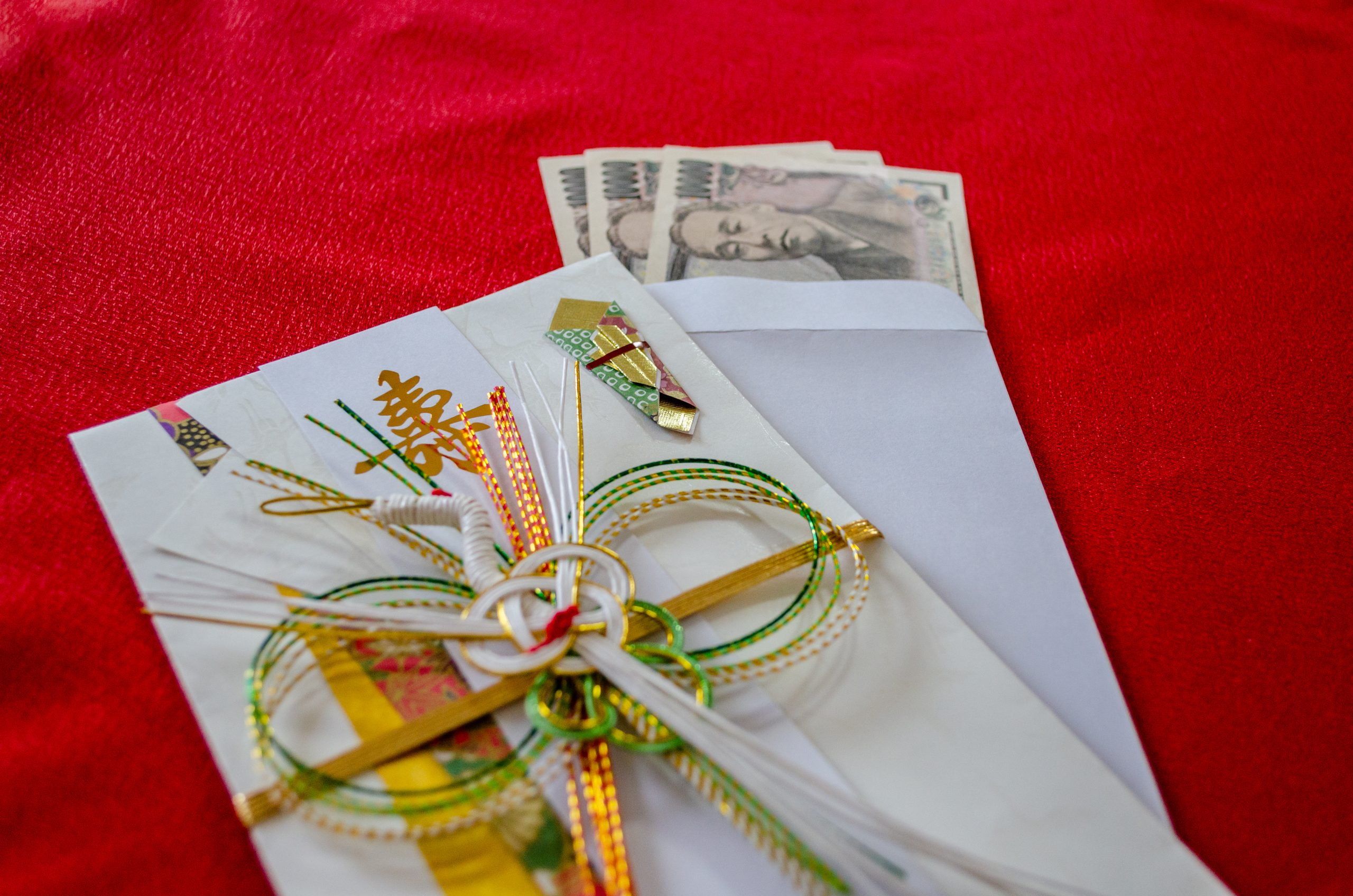 結婚の祝儀袋と1万円札が3枚の写真