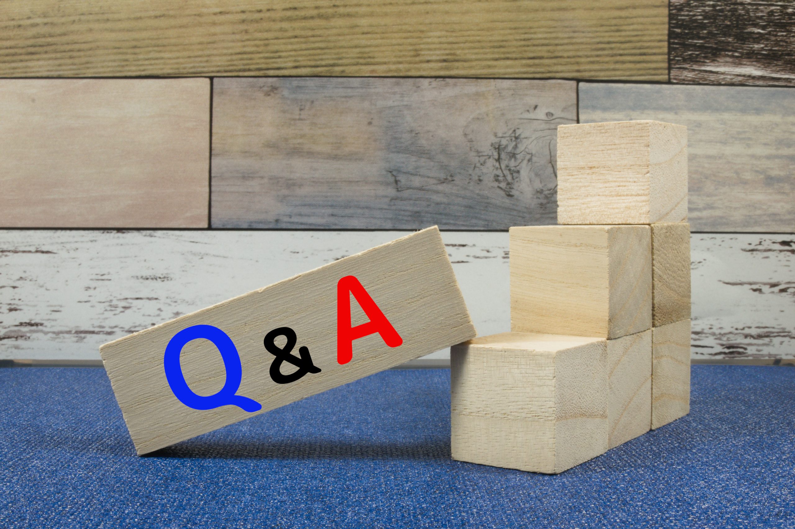 Q&Aと書かれた木のブロックのイメージ写真