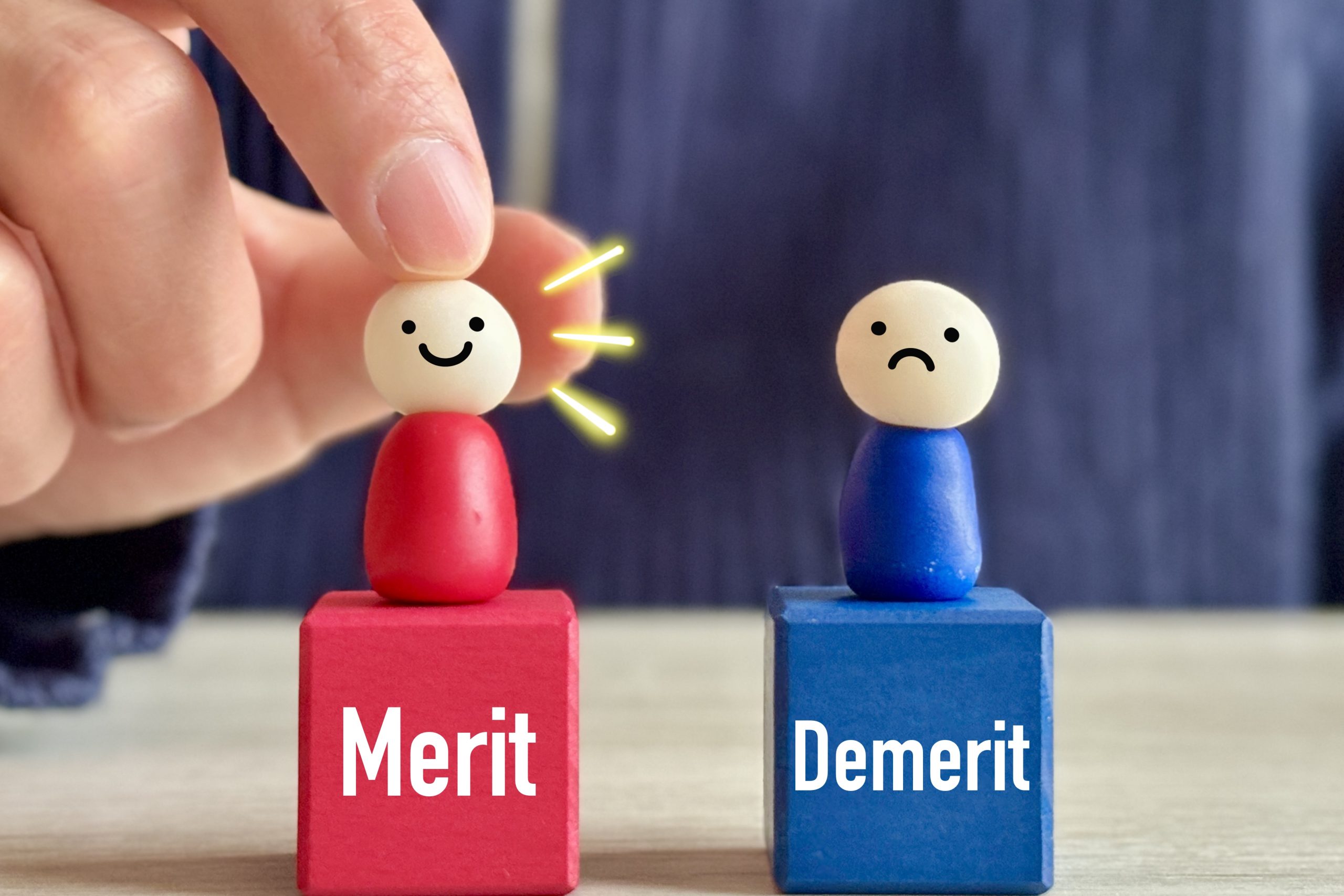 MeritとDemeritと書かれたマスコットの写真