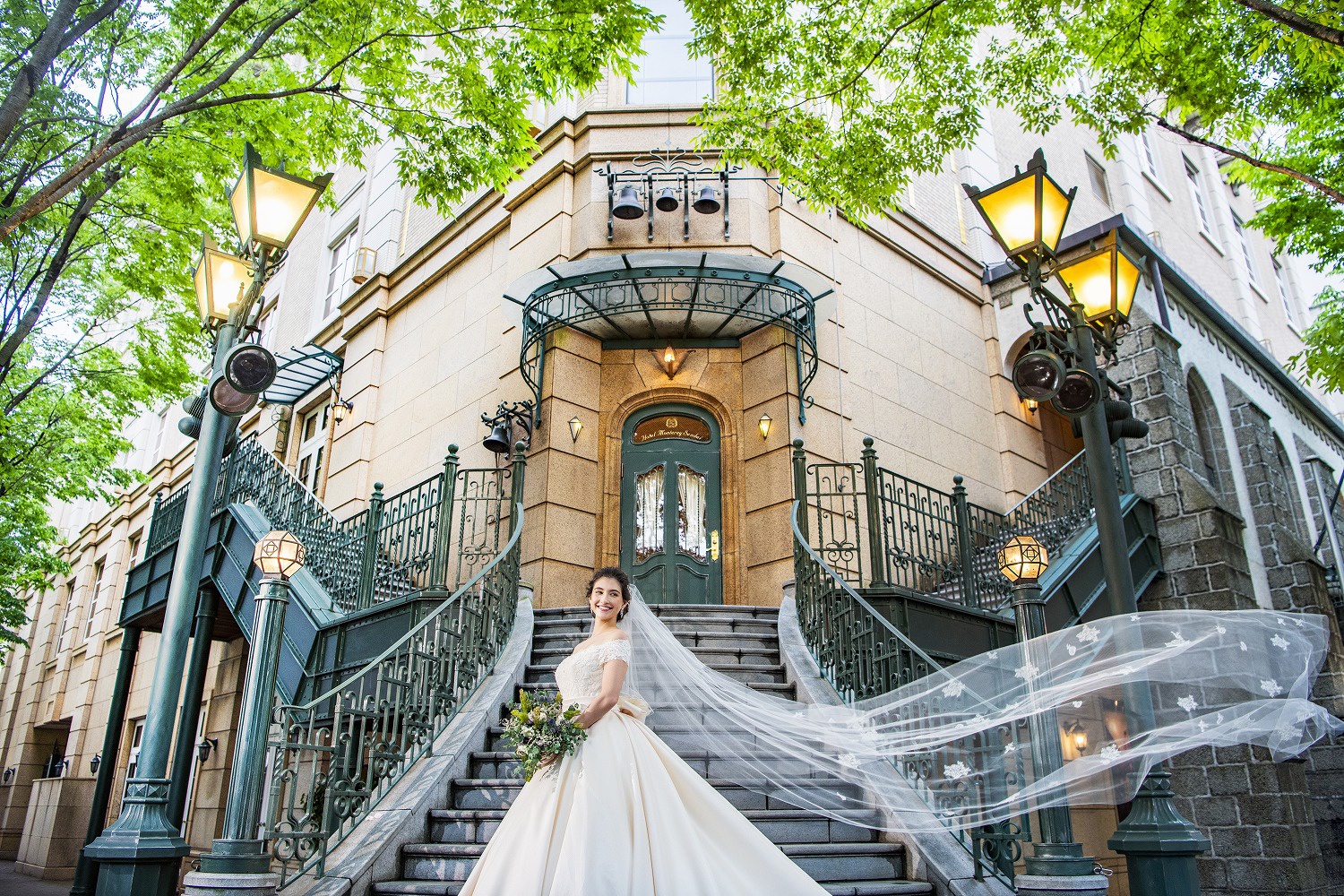 ホテルモントレ仙台の外観と花嫁の写真