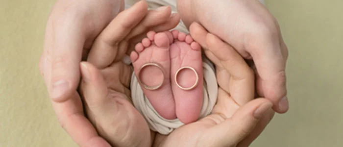 赤ちゃんの足の裏とベビーリングの写真