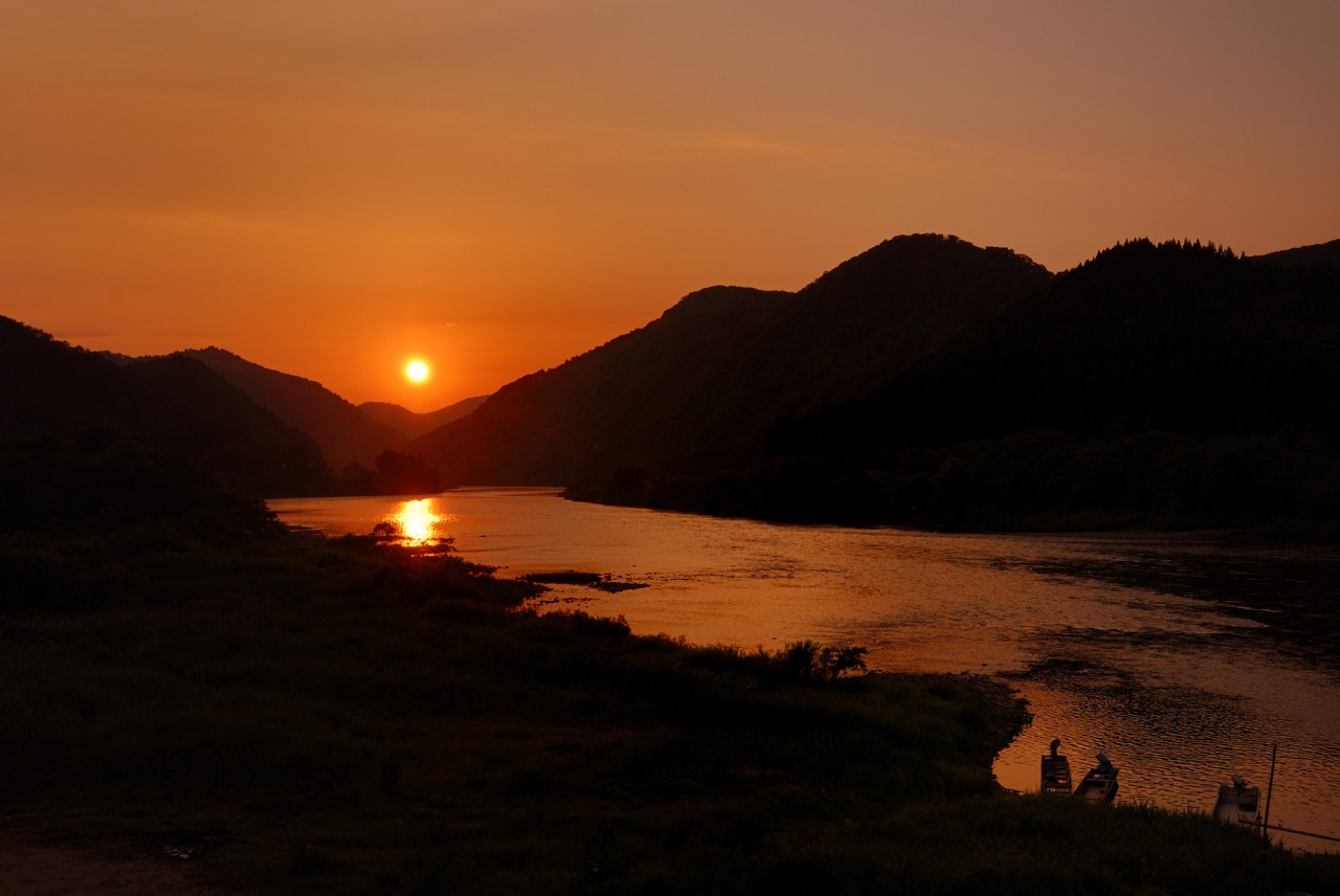 山形県の最上川の夕焼けの写真