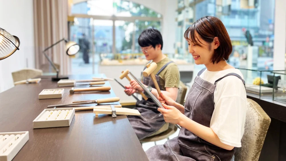 WEDY山形店で結婚指輪をハンドメイドしているカップルの写真