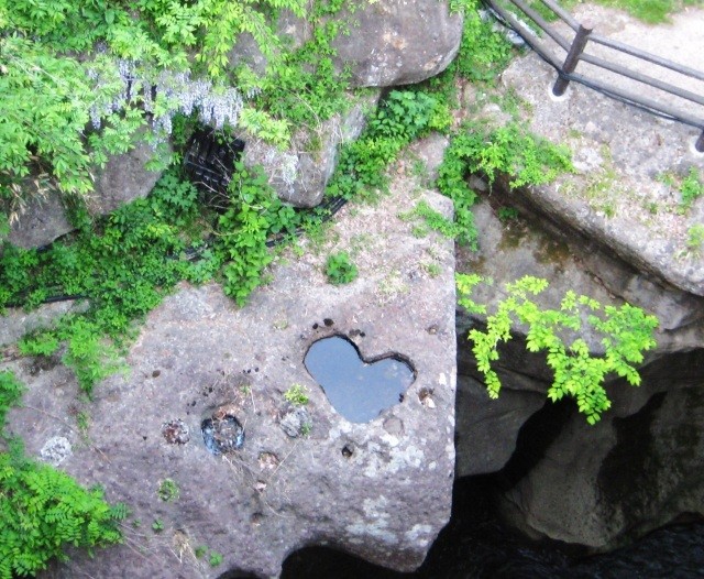 磊々峡のハート型に窪んだ岩の写真