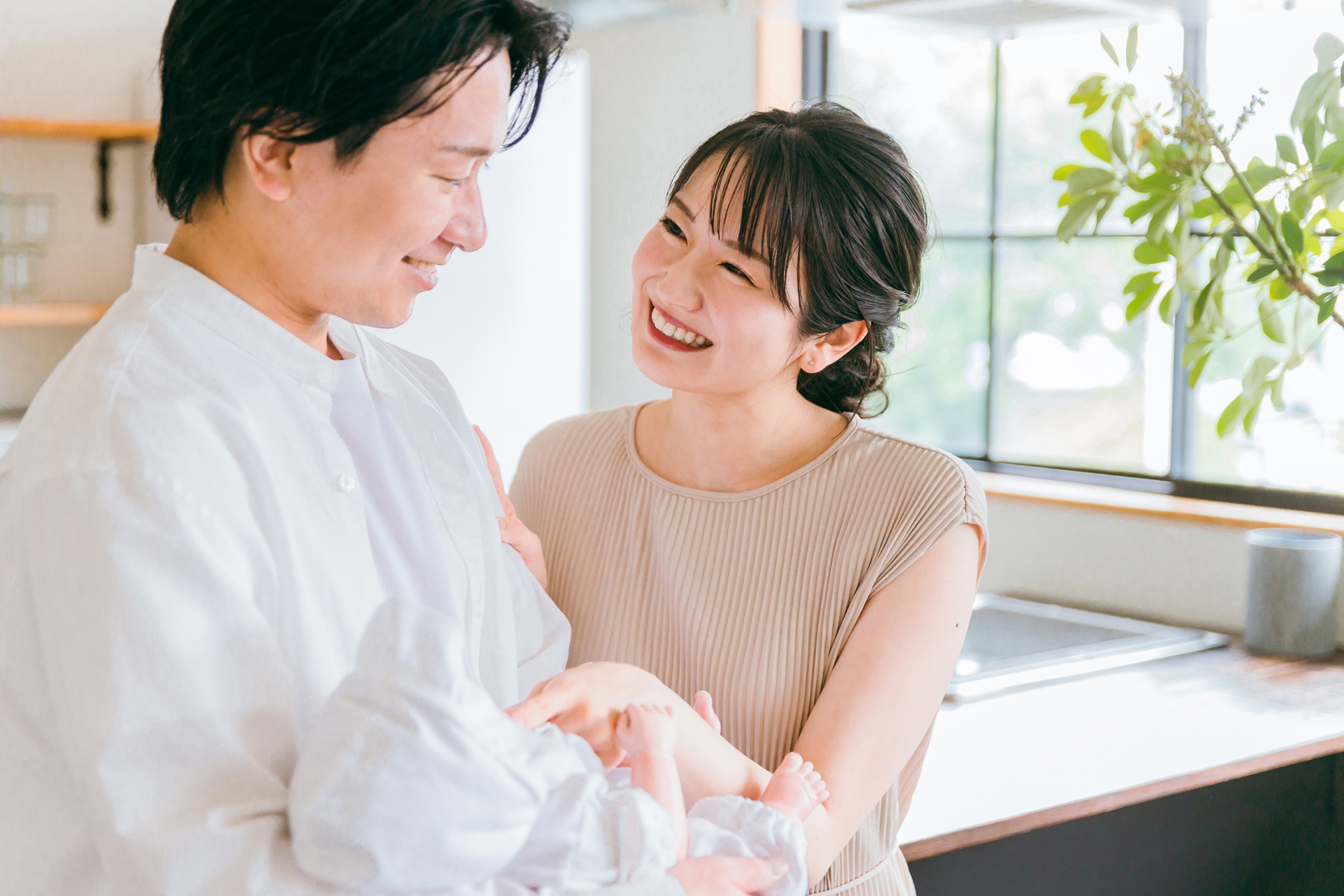 結婚生活をおくっている新婚の写真