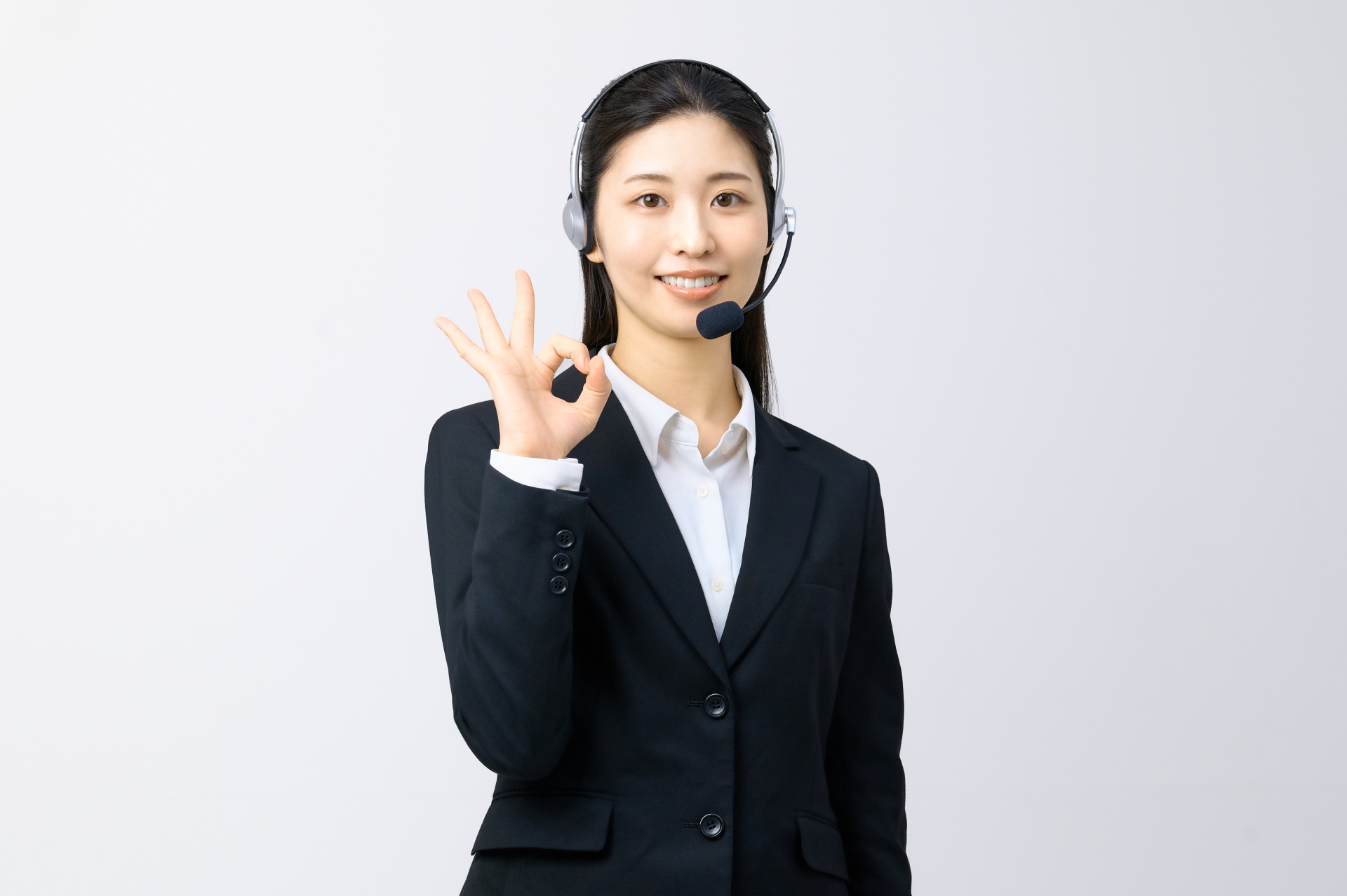 スーツを着た女性が解説している写真