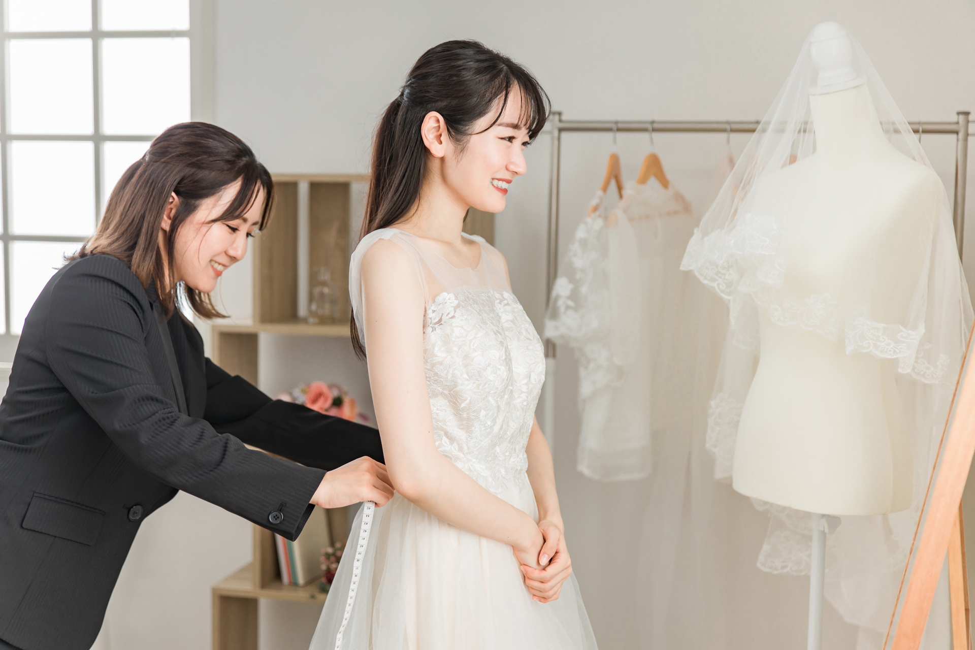 ブライダルフェアの衣装の打ち合わせの写真