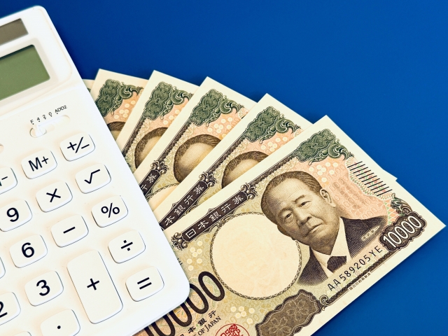 50,000円と白い電卓の写真