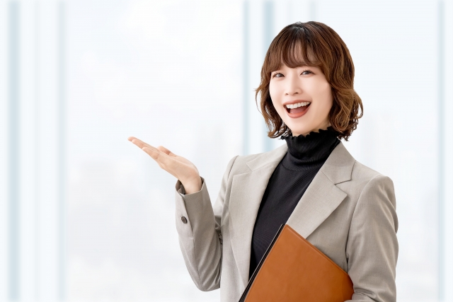 解説している女性の写真