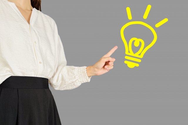 女性と電球マークが描かれている写真