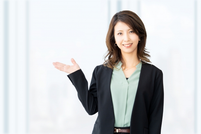 スーツを着た女性が解説している写真