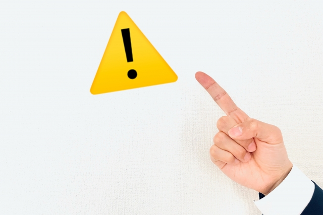 注意マークに指差してる男性の写真