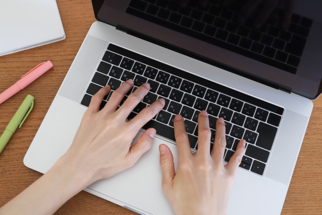 ノートパソコンの写真