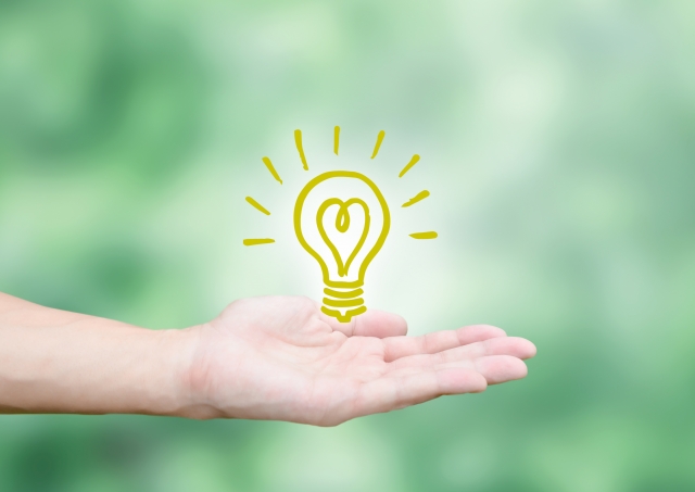 電球のイラストと手の写真