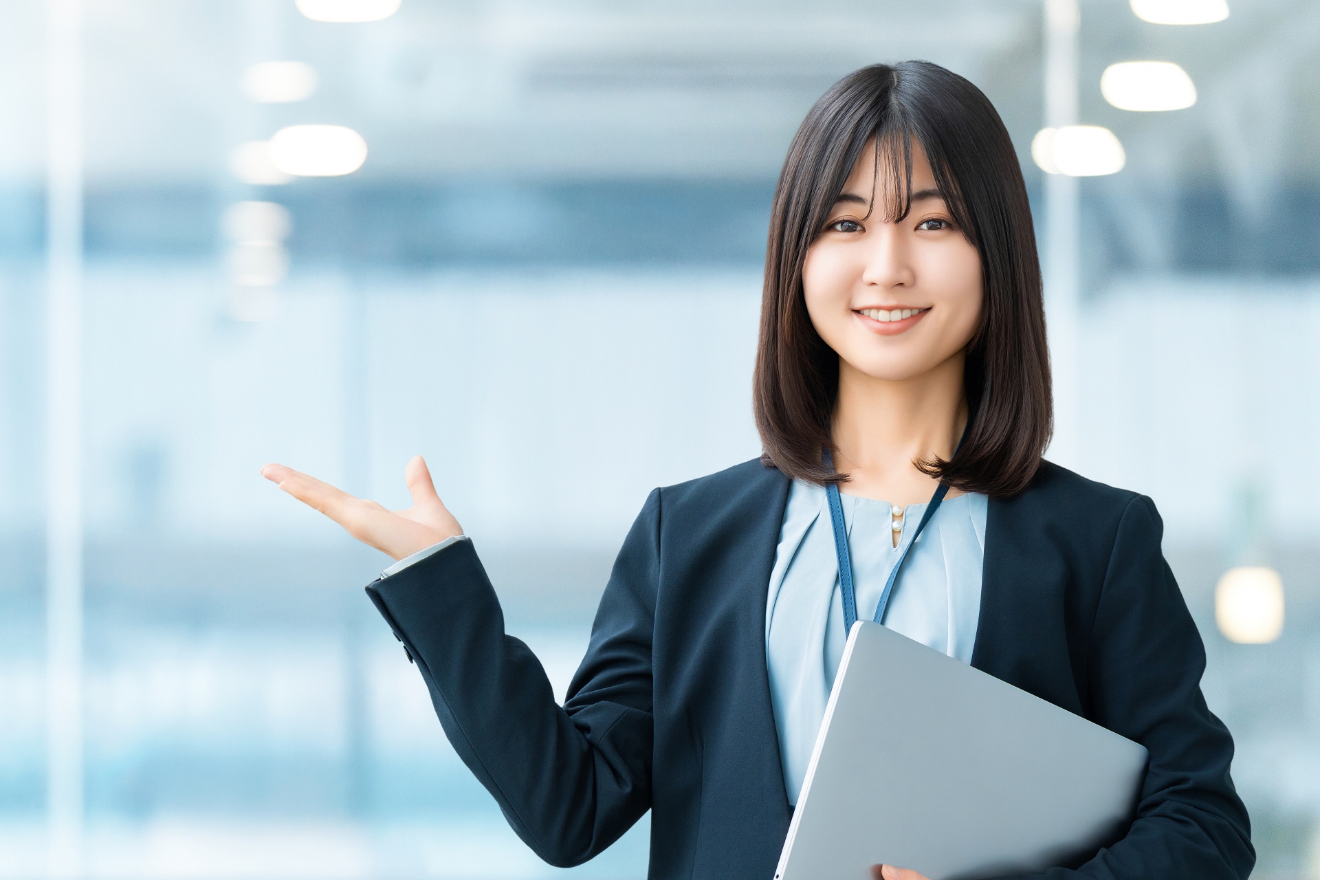 スーツを着た女性が解説している写真