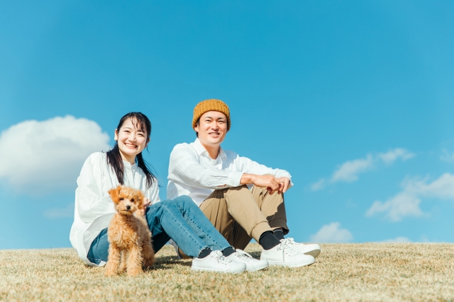 デートしているカップルと犬
